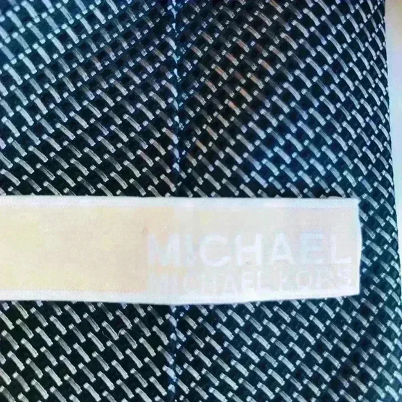 Michael Kors 100% Silk Patterned Tie. - Picture 3 of 4